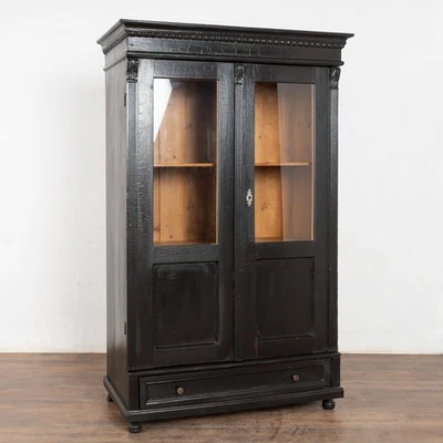 Черный расписной книжный шкаф-витрина из сосны 19 века - Изображение 1 из 4