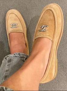 Chanel Beige Shearling CC Logo Pantolette Loafer, SZ 37.5 - Bild 1 von 3