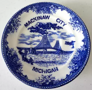MACKINAW CITY MICHIGAN PLACA DE COLECCIONISTA 5-3/4" RECUERDO DE VIAJE AZUL BLANCO JAPÓN - Imagen 1 de 3
