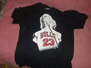 Camiseta Gildan Marilyn Manroe Bulls 23 talla M negra manga corta - Imagen 1 de 3