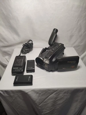 Panasonic Palmcorder PalmSight PV-L657D VHSC 16x Optical Zoom Not Working Parts - Image 1 of 4