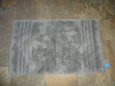 Alfombra gris felpa Simply Vera Wang 100 % algodón peinado Foto 1 de 4