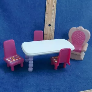 Mobili piccoli 4 pezzi OK- 3" casa delle bambole fai da te Kameny viola bianco tavolo sedie rosa - Foto 1 di 4
