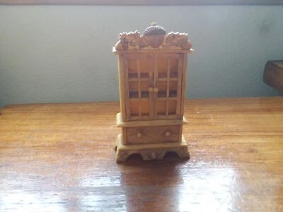 Armario de cocina/comedor miniatura para casa de muñecas - 5 1/4" de alto Foto 1 de 4