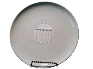 KPM Berlin Biscotto Stampato Porta Brandeburgo Centro & Blanc De Chine 10 1/2" Piatto - Foto 1 di 7