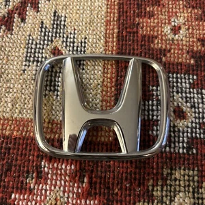 Honda Accord 2006 - 2011 emblema central maletero trasero 75701-TAO-0000 FABRICANTE DE EQUIPOS ORIGINALES - Imagen 1 de 3