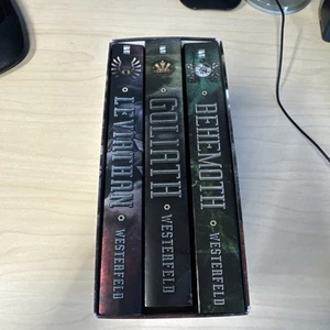 Leviathan: Leviathan; Behemoth; Goliath (The Leviathan Trilogy) - VERY GOOD - Imagen 1 de 7