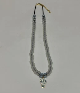 Colgante de Halloween momia con cuentas que brillan en la oscuridad en un collar de cordón. - Imagen 1 de 3