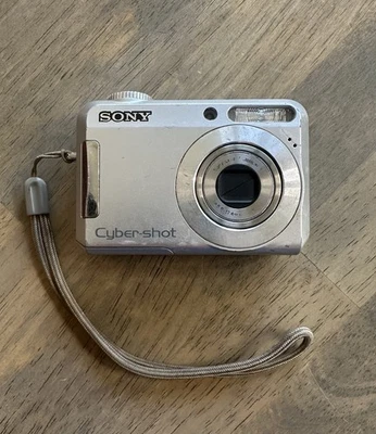 Sony Cyber-Shot DSC-S650 7.2MP Digital Camera - Silver Parts Read Description - Image 1 of 4