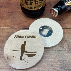 Apribottiglie sottobicchiere in legno ispirato a Johnny Marr musica incisa regalo ricordo - Foto 1 di 2