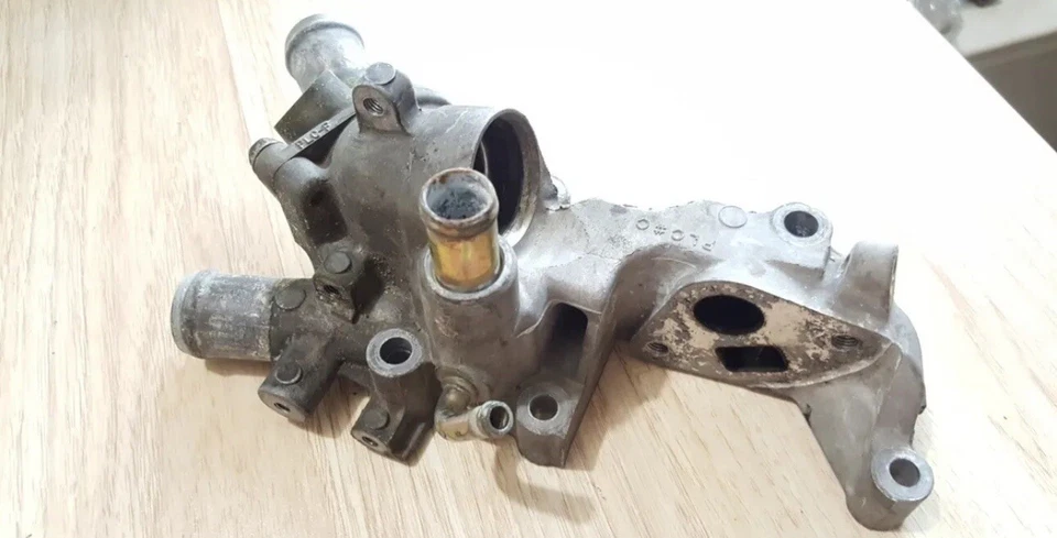 Carcasa termostato honda civic 2001-2005 1,7 L (tipo egr) 19410-PLC-000 D31d8 Foto 1 de 3