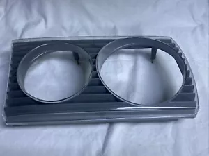 Mercedes Benz W123 240D 300D 300TD Right Head Light Trim OEM NOS - Foto 1 di 6