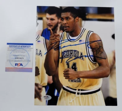 Foto 8x10 firmada por Derrick Favors - Chaquetas amarillas Georgia Tech - Autenticada PSA Foto 1 de 4