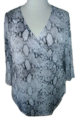 NUEVO Jennifer Lopez 1X Top Informal Estampado Pitón Imitación Envoltura Manga 3/4 Carrera Beige  Foto 1 de 4