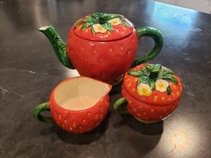 Rossetti Keramik Erdbeere Teekanne mit Milchkännchen und Zuckerdose - Bild 1 von 10