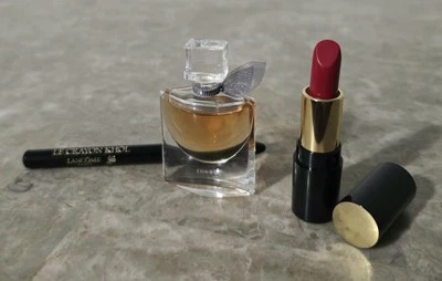 Lote Lancome TAMAÑO VIAJE: Perfume Le Vie Est Belle, Delineador de Ojos Negro, Lápiz Labial NUEVO Foto 1 de 4