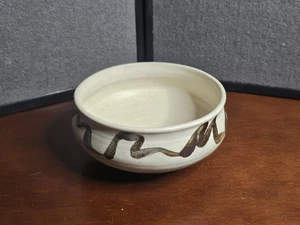 1977 Studio Art Pottery BowlGlazed White With Wavy Brown Decoration Signed - Picture 1 of 6