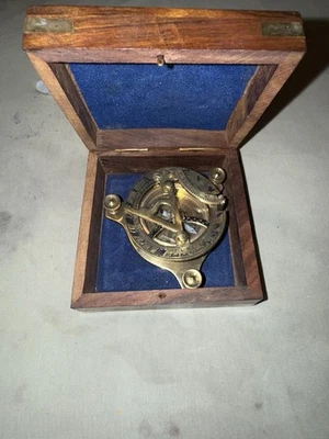 Brújula reloj de sol Ectoria 3" - latón con caja de madera Foto 1 de 4
