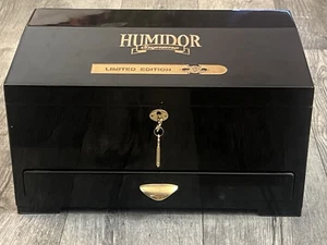 Humidor Supreme Limited Edition 2000 con chiavi, igrometro e ripiano, 16X9,5X8'' - Foto 1 di 24