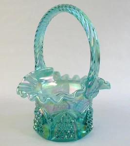 Fenton Glas sm. Korb türkis grün irisierend Nagelbögen opalisierende Rüschen - Bild 1 von 5