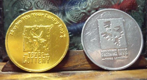 2 GETTONI LOTTERIA TEXAS "FORSE È IL TUO GIORNO FORTUNATO" GIALLO E ARGENTO GRAFFIATO - Foto 1 di 2