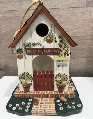 Casa para pájaros de madera vintage Kathy Hatch con techo de cobre “Red Gate Garden Shop” 9,5” Foto 1 de 4