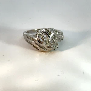 Anillo de moda de diamantes para dama 43 diamantes .90 quilates T.W. Oro Blanco 10K (MI1072524) - Imagen 1 de 13