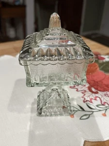 Piatto caramelle vintage con piedistallo in vetro pressato con coperchio impronta pollice bordo smerlato - Foto 1 di 8