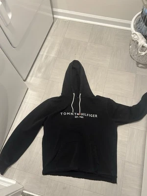 Tommy Hilfiger Sudadera corta con capucha negra Foto 1 de 3