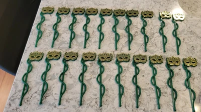 20 Máscara de Mascarada Applebee's Mardi Gras Barra Verde Swizzle Stick Halloween NUEVO Foto 1 de 4