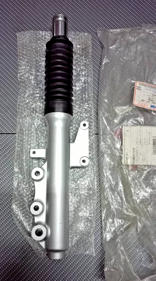 SYM VS 125 STELO FORCELLA LATO SX COMPLETO NUOVO ORIGINALE 51500-VS1-000 - Immagine 1 di 4