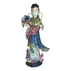 Antica statuina dama cinese in porcellana con cesto di fiori - Foto 1 di 8