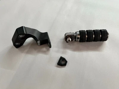 Yamaha XV1900 2008 Raider Stratoliner trasero izquierdo pasajero reposapiés montaje Foto 1 de 4