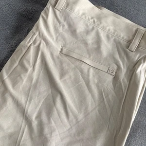 Peter Millar Herren Performance Golfshorts Größe Neu mit Etikett beige flache Vorderseite Größe 40 - Bild 1 von 9