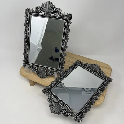 Espejos de pared de metal ornamentado vintage con diseño floral conjunto de dos marcos traseros de terciopelo Foto 1 de 4