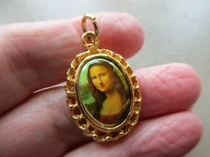 VINTAGE RETRO OLD GOLD TONE MONA LISA PAINTING TRANSFER WARE FOB CHARM PENDANT - Picture 1 of 3