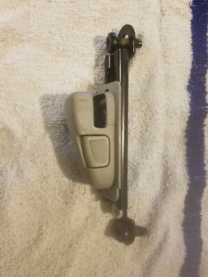 Ajustador de cinturón de seguridad delantero derecho Saturn Aura 2007-2009 - S10 Foto 1 de 3