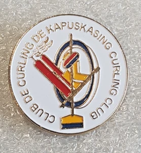 Vintage Kapuskasing Curling Club De Curling De Kapuskasing Souvenir Lapel Pin - Bild 1 von 3
