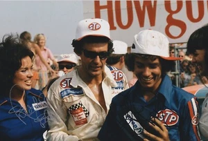 Foto autógrafa Nascar firmada a mano 12x8 de Richard Petty y Kyle Petty - Imagen 1 de 1