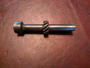 M121 MERCEDES DISTRIBUTOR DRIVE PONTON W121 SHAFT HELICAL GEAR 190/190c/200 - Picture 1 of 4
