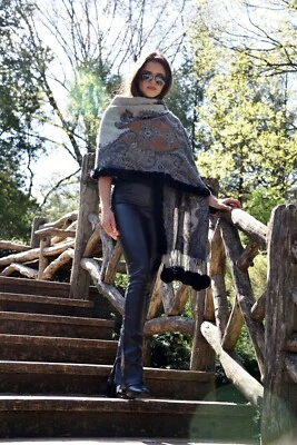 Envoltura 100 % lana con pompón de piel La Fiorentina - gris/azul Foto 1 de 4