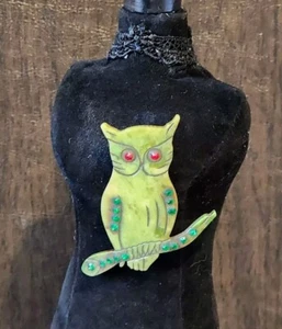 Vintage JADE OWL on a Branch PIN BROOCH Sapphire Eyes Gems On Wings Hand Carved - Picture 1 of 11