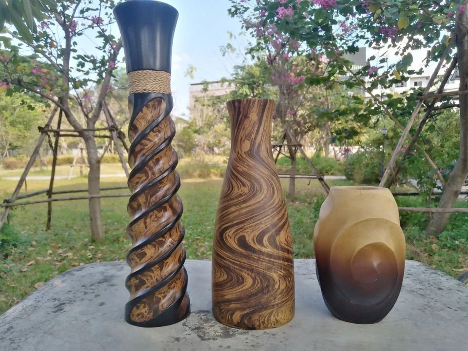 Juego de 3 floreros de madera cóncavos marrones espirales tallados a mano Foto 1 de 4