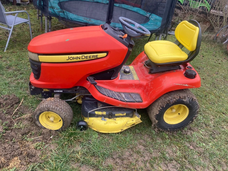 John Deere X300 Rasentraktor 2-Zylinder 17PS mit Mulchmähwerk + 1-Achs-Anhänger - Bild 1 von 1