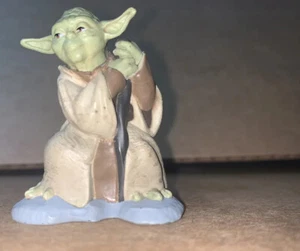 Star Wars Das Imperium schlägt zurück Yoda PVC Figur - Disney Store -  - Bild 1 von 6
