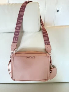 BOLSO BANDOLERA CLUTCH NUEVO CON ETIQUETAS MADDEN GIRL PARA CÁMARA CON ESPEJO DE CORAZÓN LLAVERO ENCANTO ROSA - Imagen 1 de 6