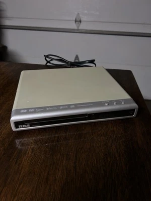 Проигрыватель компакт-дисков DVD RCA DRC200N протестирован работает отлично без пульта дистанционного управления без руководства  - Изображение 1 из 4