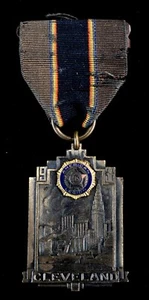 Legión Americana Cleveland 1936 latón esmalte pasado comandante nacional John McQuigg - Imagen 1 de 6