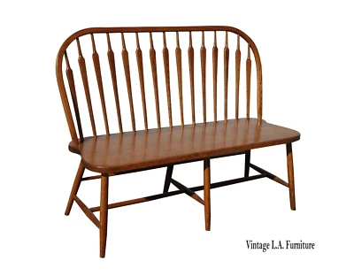 Sofá de banco vintage francés de roble Windsor con husillo trasero ~ estilo Ethan Allen Foto 1 de 4