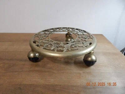 Soporte para plantas de latón filigrana ornamentado de colección 3 ruedas giratorias pátina de 11 pulgadas Taiwán Foto 1 de 4